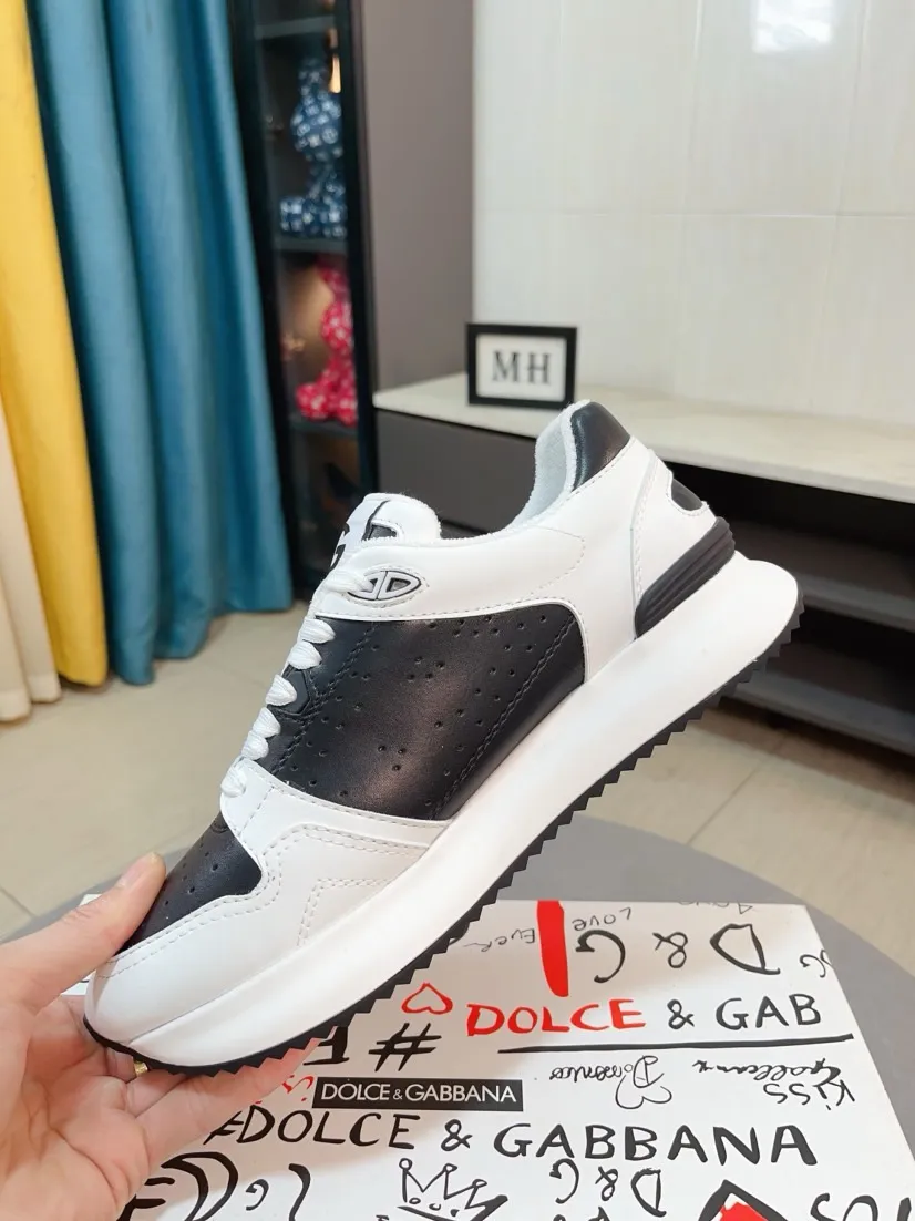 Men's shoes 💰500🌹🌹"Dolce & Gabbana DG" original imported first-layer cowhide ➕ sheepskin lining, light on the foot, comfortable, versatile, original special outsole 🔥favored by trendy men, welcome to compare quality 🔥exquisite luxury, super A level! Compared with the genuine product at the counter, the version is no worse at all! Code number 38-46
